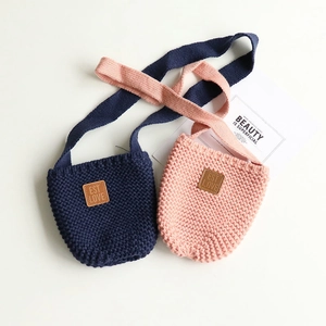 Eleganti borse a tracolla in maglia per bambini nei colori blu navy e rosa con etichette