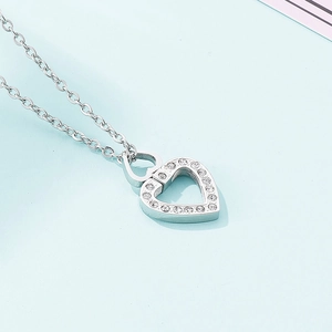 Nahaufnahme der silbernen Herzkette mit Mikro-Pave-Zirkonia und feiner Gliederkette