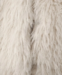 Gros plan sur la texture de fausse fourrure blanc crème aux fibres de peluche