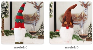 Détail de housses de bouteille de vin gnomes de Noël tricotées avec rayures et bois de renne