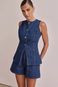 Dettaglio del completo due pezzi in denim blu navy con cuciture e bottoni in metallo