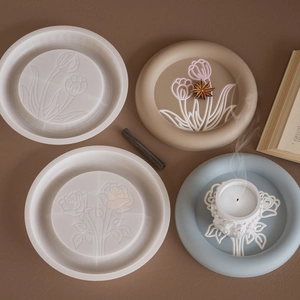 Detail van siliconen mallen met bloemenreliëf en DIY hars trays met tulp- en roospatronen