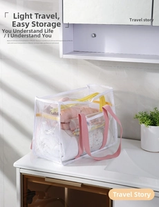 Makroaufnahme der wasserdichten PVC-Netz-Reisetasche mit rosa Griffen und gelbem Zipper