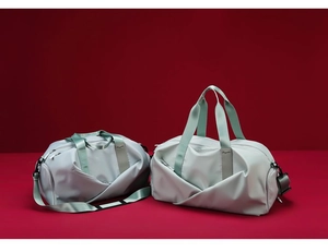 Vue détaillée de deux sacs de sport BANGE gris clair et vert menthe avec séparation humide