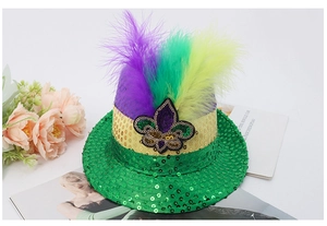 Détail de paillettes et plumes sur un chapeau de carnaval avec emblème fleur de lys