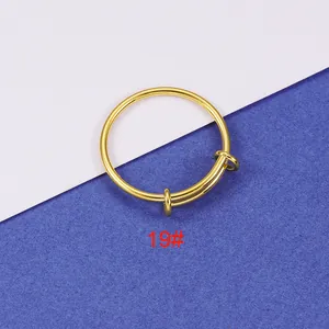 Detail van maat 19 goudkleurige roestvrijstalen verstelbare ring, gepolijst