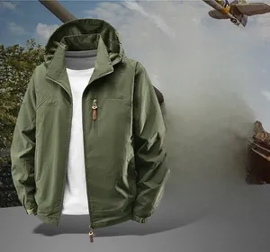 Detail der armee-grünen Windjacke für Herren mit Reißverschlusstasche und Netzfutter