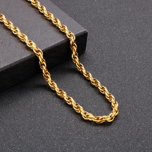 Gros plan d'une chaîne corde de 7mm en acier inoxydable doré avec détails torsadés