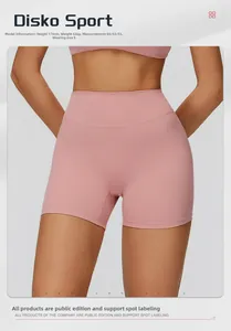 Detail der rosa High-Waist Yoga-Shorts mit V-Rückennaht an einem 176 cm Model