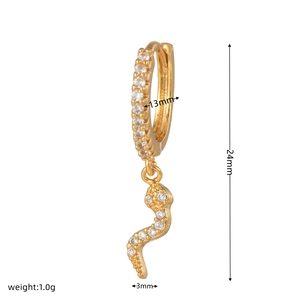 Dettaglio orecchini a serpente dorati con zirconi e misure precise del prodotto