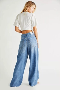 Vue arrière du jean bleu délavé à taille haute, coupe large avec détails d'ourlets bruts