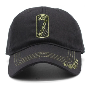 Dettaglio del ricamo Sports su un cappello da baseball nero in cotone con cuciture