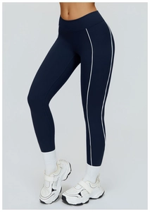 Vista dettagliata dei leggings da yoga blu navy con vita alta e strisce a contrasto