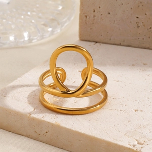 Minimalistischer 18K vergoldeter Edelstahlring mit abstrakten geometrischen Linienlagen