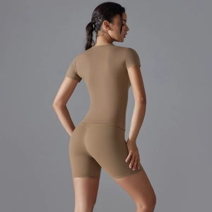Détails de l'ensemble de yoga en nylon mat montrant les coutures et le tissu séchage rapide