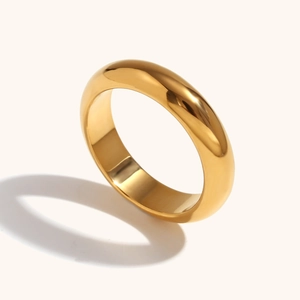 Dettaglio di un anello a cupola spesso placcato oro 18K con finitura lucida a specchio