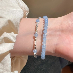 Détail d'un ensemble de bracelets en perles d'aigue-marine et accents en métal argenté