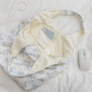Détail intérieur du sac cabas floral avec poche zippée pour téléphone et écouteurs
