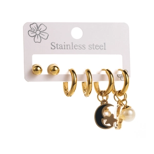 Vue détaillée du lot de boucles d'oreilles en acier avec lunes et perles