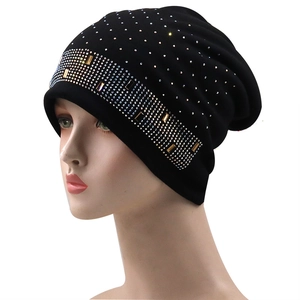 Damen Strickmütze in Schwarz mit silbernen Strasssteinen und goldenen Pailletten für Winter