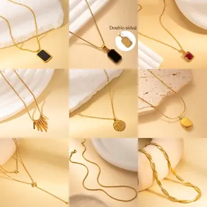Collection de colliers en acier titane avec pendentifs dorés et styles de chaînes à couches