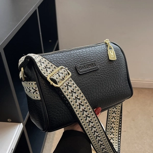 Schwarze Boston-Handtasche aus Litschi-Leder mit breitem Boho-Gurt und goldenen Details