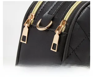 Nahaufnahme der Doppel-Reißverschlüsse und Rautensteppung an einer schwarzen Tasche