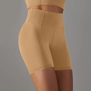 Dettaglio dei pantaloncini fitness senza cuciture a vita alta con trama a nido d'ape