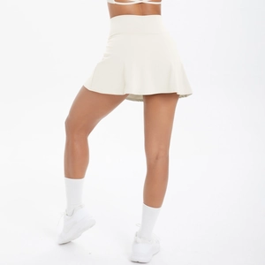 Detail eines cremeweißen Tennisrocks mit hoher Taille und atmungsaktivem Funktionsstoff