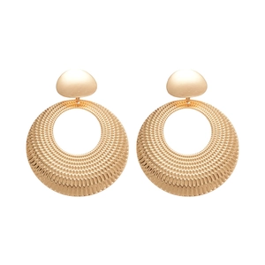 Boucles d'oreilles dorées circulaires creuses avec motifs de texture diamantés