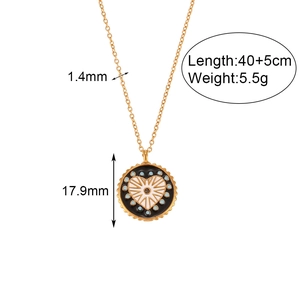 Collier chaîne dorée avec pendentif pièce en émail noir et blanc et cœur, longueur 45cm