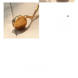 Vue macro détaillée du pendentif Double Bonheur plaqué or 18k serti de zircons cubiques