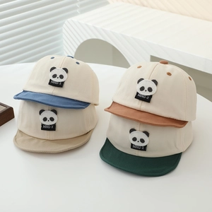 Casquette bébé panda à bord souple en beige et bleu pour la protection solaire au printemps