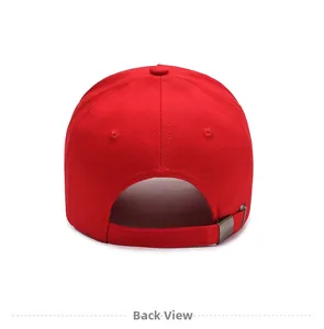 Rückansicht einer roten Baseballkappe aus Twill-Stoff mit verstellbarer Metallschnalle