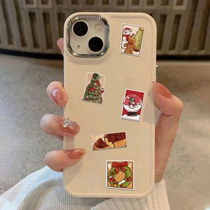 Nahaufnahme der cremefarbenen Handyhülle mit weihnachtlichen Aufklebern in der Hand