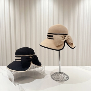 Chapeaux de soleil élégants en paille à large bord avec nœud chic et design asymétrique