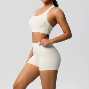 Nahaufnahme vom weißen Yoga-Set mit U-Ausschnitt Sport-BH und High-Waist Gym-Shorts