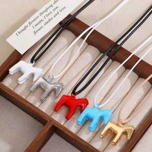 Set di collane con pendente a cavallino retrò con catena di perline e smalto colorato
