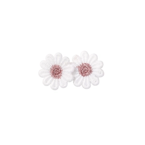 Nahaufnahme weißer Gänseblümchen-Stickerei mit metallisch-rosa Mitte für Haarspangen