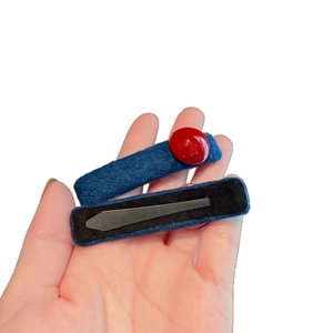 Blue velvet rectangular hair clips with red bead accents for women’s side bangs