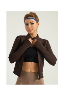 Détail de la veste de yoga ajustée avec passe-pouces et col montant élégant