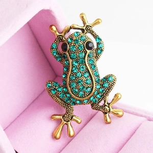 Spilla a forma di rana vintage dorata con strass verdi su scatola di velluto rosa