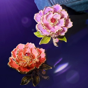 Détail de broches pivoine en émail avec cristaux roses et bordures métalliques dorées