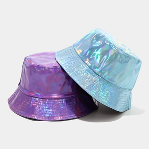 Chapeaux bob laser holographiques violet et bleu avec finition métallique arc-en-ciel