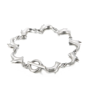 Bracelet en acier inoxydable argenté avec breloques escarpins et fermoir à bascule OT