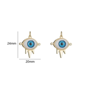 Vue détaillée du pendentif œil maléfique doré de 24mm avec incrustation bleue
