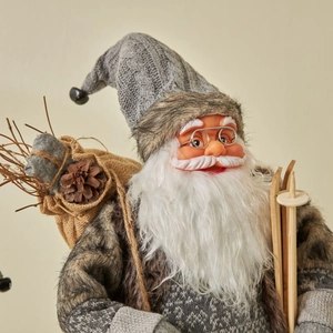 Père Noël nordique avec bonnet gris, skis en bois et fourrure pour décoration de Noël