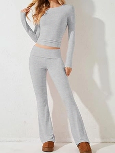 Dettaglio del set lounge in maglia grigia aderente con maglia a maniche lunghe e pantaloni