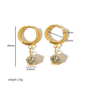 Dettaglio della lunghezza di 28mm e del peso degli orecchini con zirconi placcati oro 18K