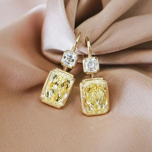 Orecchini pendenti in oro 18K con zircone giallo taglio radiant e pietre quadrate